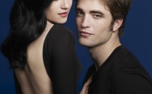 Kristen Stewart et Robert Pattinson : Masqués et main dans la main