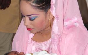 Nadège, l'épouse de Djily Création et son bébé