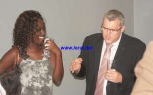 Mame Ndiaware Diallo de la 2stv, en plein reportage, sirote son verre