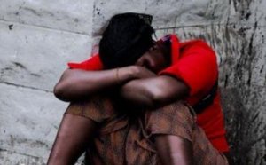 Les filles de ménage roulent pour le travail journalier