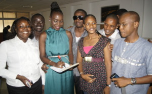 Coumba Gawlo entrain de signer des autographes pour ses fans guinéens
