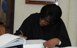 Marième Faye signant un livre d'or au Koweit 