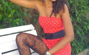 Rysma Monteiro très sexy dans sa robe 