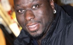 Assane Sangaré, père adoptif du défunt comédien: "Le père biologique de Mouss Diouf n'a commencé à s'intéresser à son fils que lorsqu'il l'a vu dans un film"