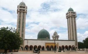 Le pavage de l’esplanade de la grande mosquée de Médina baye en cours