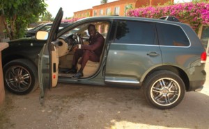 Le percussionniste Bakane Seck dans sa rutilante 4x4 Touareg