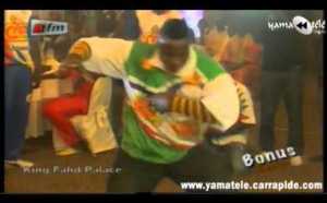 Pape Diouf chante, les lutteurs assurent le show