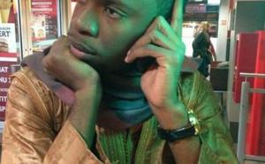 Adama Béye très pensif dans un resto à Paris
