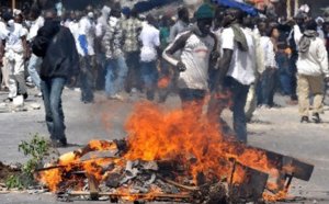 Guinaw Rail : Les populations protestent violemment pour exiger des passerelles sur l’autoroute à péage