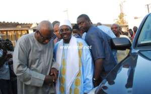 Mbackiyou Faye serrant la main de Serigne Bass Abdou Khadre