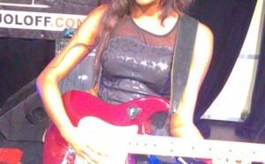 Kiné la danseuse de Viviane joue à la guitare