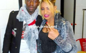 Viviane Chidid pose avec un de ses inconditionnels 