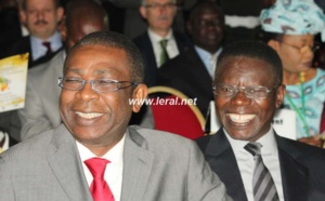 Youssou Ndour et son collègue Pape Diouf souriants 