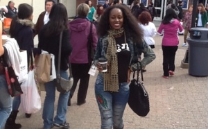 La chanteuse Queen Biz toute joyeuse dans les rues de New-York City