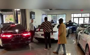 VIDEO - Mo Gates offre 450 millions FCfa à sa maman, deux Ranger Rover et un Mercedes Maybach 
