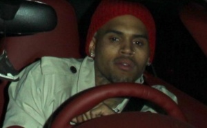 Chris Brown : Shoppez son bonnet rouge pour clubber avec Rihanna !