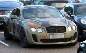 Insolite : Un supporter urine sur la voiture de Balotelli