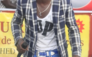 Pape Ndiaye Thiopet fait le show lors d'un combat de lutte