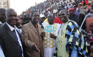 Thione Seck entouré de Bécaye Mbaye, Lamine Thiam et Salam Diallo