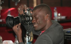 Le paparazzi Gomis sur son viseur, un vrai chasseur de scoop!!