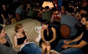 Comment aborder une inconnue en public ?