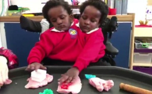 Les jumelles siamoises Marième et Ndèye font leur entrée à l'école, à Cardiff