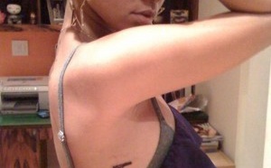 Rihanna, la provocatrice, explique enfin la signification de son tatouage pistolet