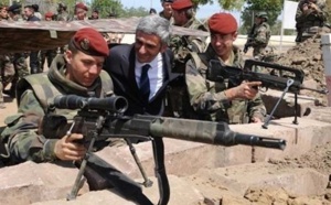 Vente illégale d’uniformes par les forces  françaises  pour cause départ: Un stock de plus de 2.000 tenues de l’armée française avait été découvert à Colobane en 2011