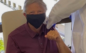 Bill Gates se fait vacciner contre la Covid-19