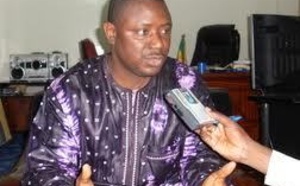 Quand  l’ancien ministre Mamadou Lamine  Keita marchande un pantalon à Colobane !