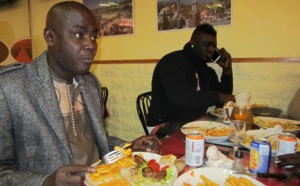 Bécaye Mbaye et Balla Gaye 2 dans un restaurant à Paris