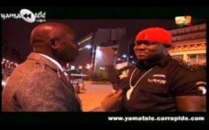 Eumeu Sène dans les rues de Paris avec Bécaye Mbaye 