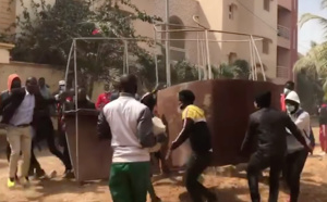 Urgent - Affrontements chez Ousmane Sonko : 2 manifestants atteints par balle et évacués d'urgence (Vidéo - Ames sensibles s'abstenir)