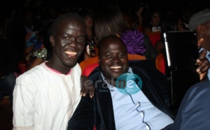 Le jet-setteur Daouda Mbow rigole avec son ami