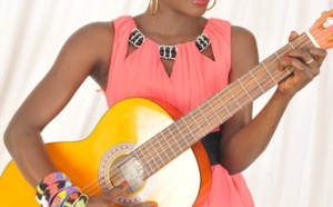 La chanteuse Myrma, folle amoureuse de sa guitare!