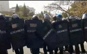 Ousmane Sonko sur le point d’être extirpé de sa voiture