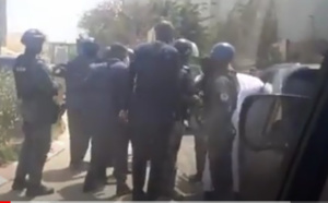 VIDEO / Les bras croisés à dessein sur son dos: Ousmane Sonko renvoie l'image d'homme menotté
