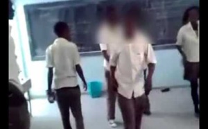 [Regardez!] Bagarre entre deux filles dans une salle de classe d'un établissement de la place