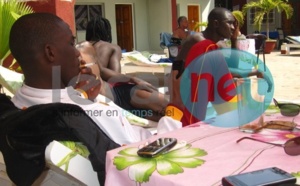 Waly Seck se détend avec sa cigarette