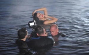 Selena Gomez nue entre l’eau et les flammes !