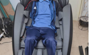 Un homme d'affaires offre un fauteuil de massage ultra moderne à Ousmane Sonko