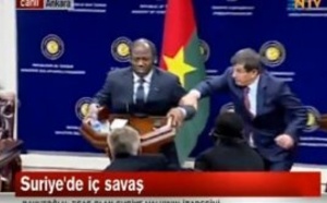 Le chef de la diplomatie burkinabé tombe en syncope devant les caméras en Turquie [Regardez!]