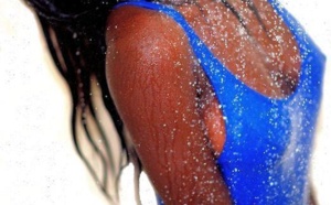 Le mannequin Ébène Diop en mode shooting sous la douche !