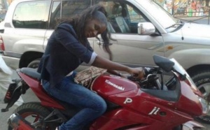 Le mannequin Lissa en moto!
