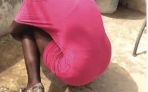 Incroyable! Une célèbre animatrice de la place surprise en train de pisser dans la rue