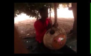 (Regardez) Chanté par son  griot, Mamadou Lamine Massaly esquisse des pas de danse au rythme de la Kora