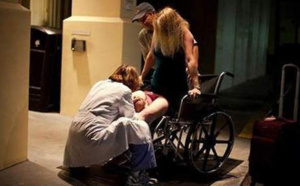 Elle accouche devant l'hôpital