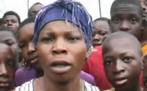 [Regardez!] Une jeune fille mange les lèvres de sa copine Congomikili