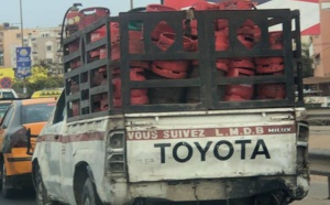 Un véhicule rempli de bonbonnes de gaz Lobbou Mame Diarra Bousso sans rétroviseur, ni plaque d’immatriculation, fait...