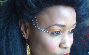 La chanteuse GuiGui exhibe son nouveau look
